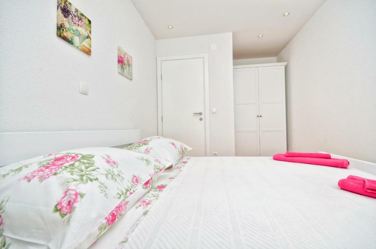 Apartments Vekic Makarska Bagian luar foto